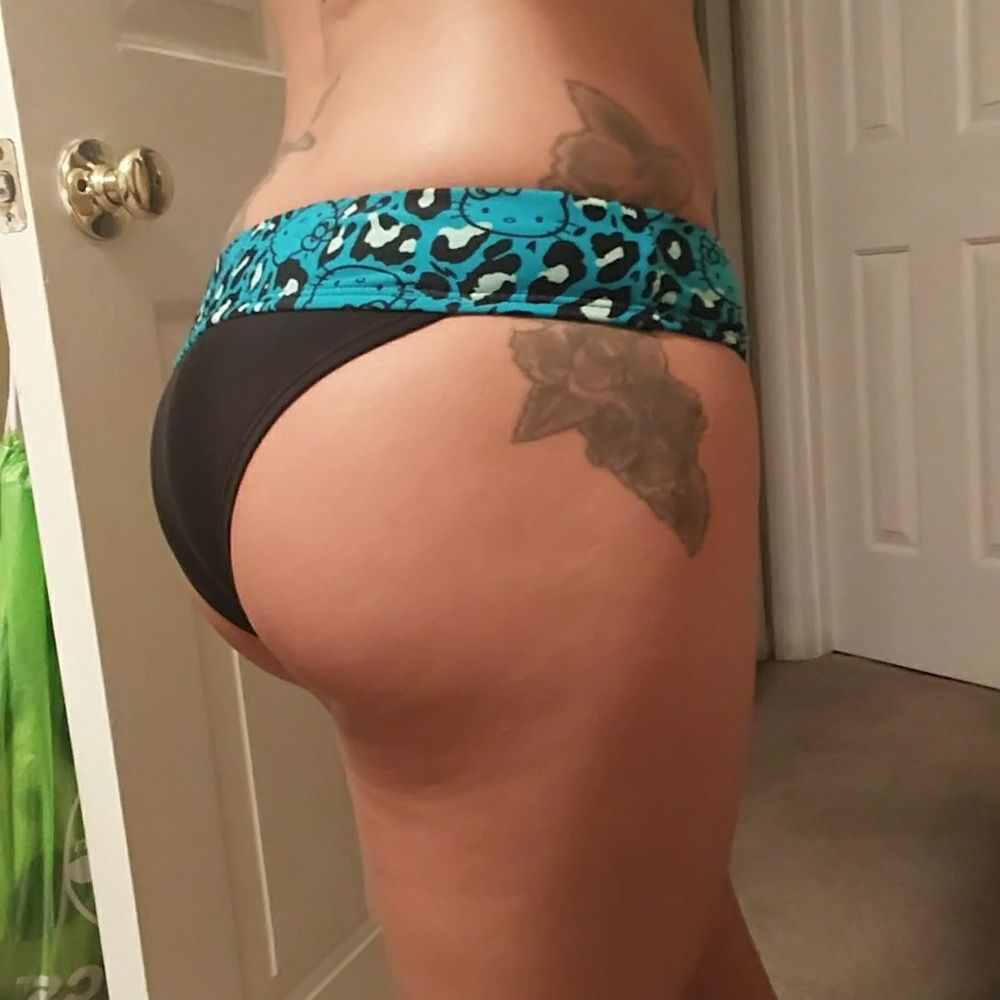 2/8 Hello kitty low rise bikini bottom xs teal euc